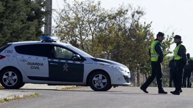 Foto de archivo de un vehículo y agentes de la Guardia Civil